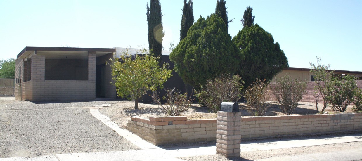 Primary Photo - 5490 S Pinta Ave
