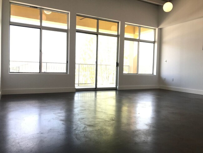Foto del edificio - BIG Condo in GREAT location