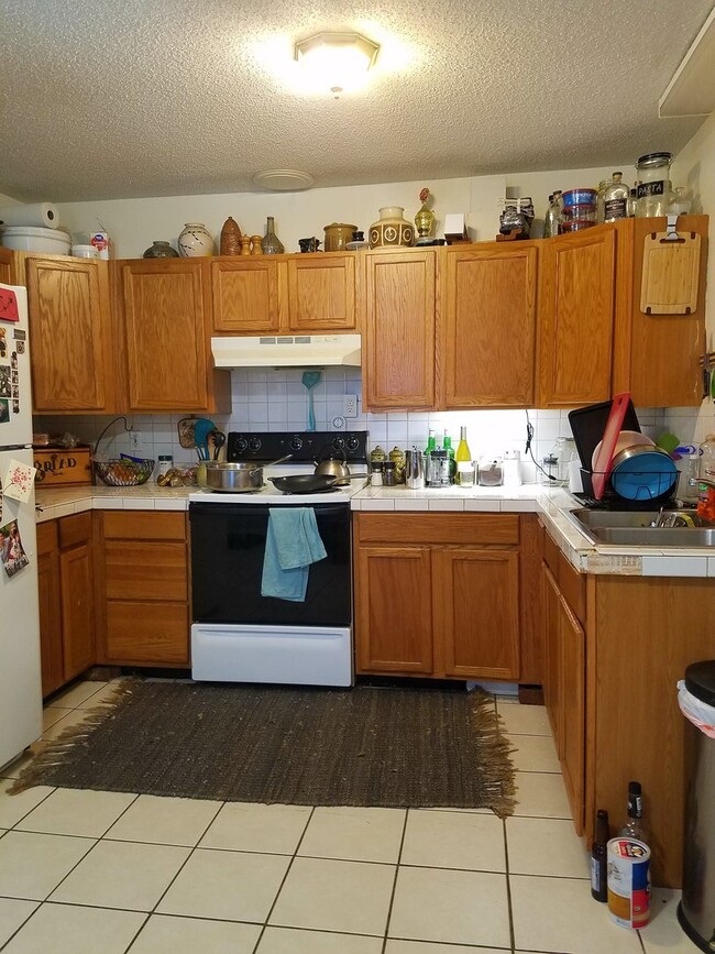 Building Photo - Three-Bedroom Corner Lot Home - Walking Distance to Park Circle