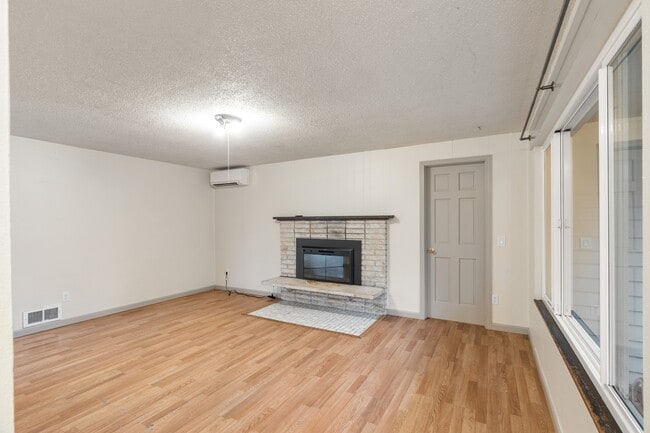 Building Photo - 744 W Marcy Ave