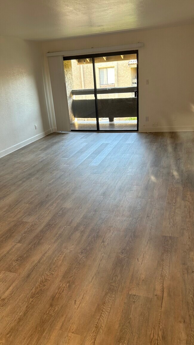 Suelos nuevos en toda la vivienda. - 3825 E Camelback Rd