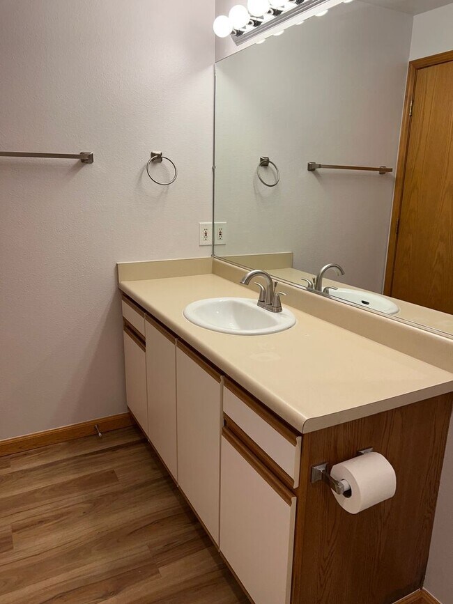 Building Photo - 4244 Wintergreen Circle #170 (Interior pic...