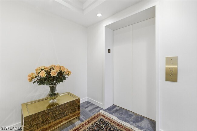 Foto del edificio - 8665 Bay Colony Dr