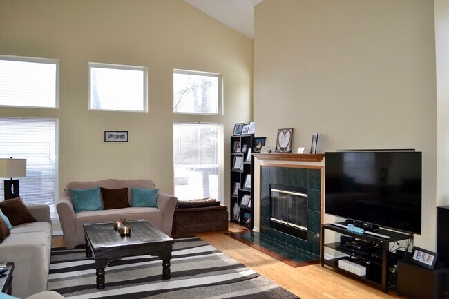 Foto del edificio - 668 Treetop Ln