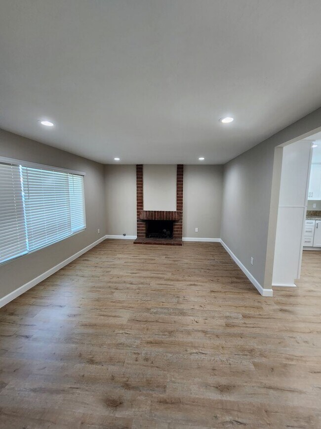 Building Photo - Single Story 2 Bedroom House - Completely Remodeled