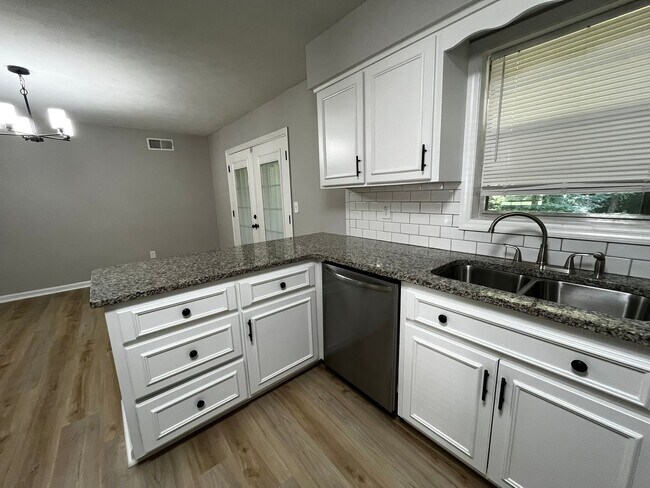 Foto del edificio - Must See the Sunroom off the Primary Bedroom!