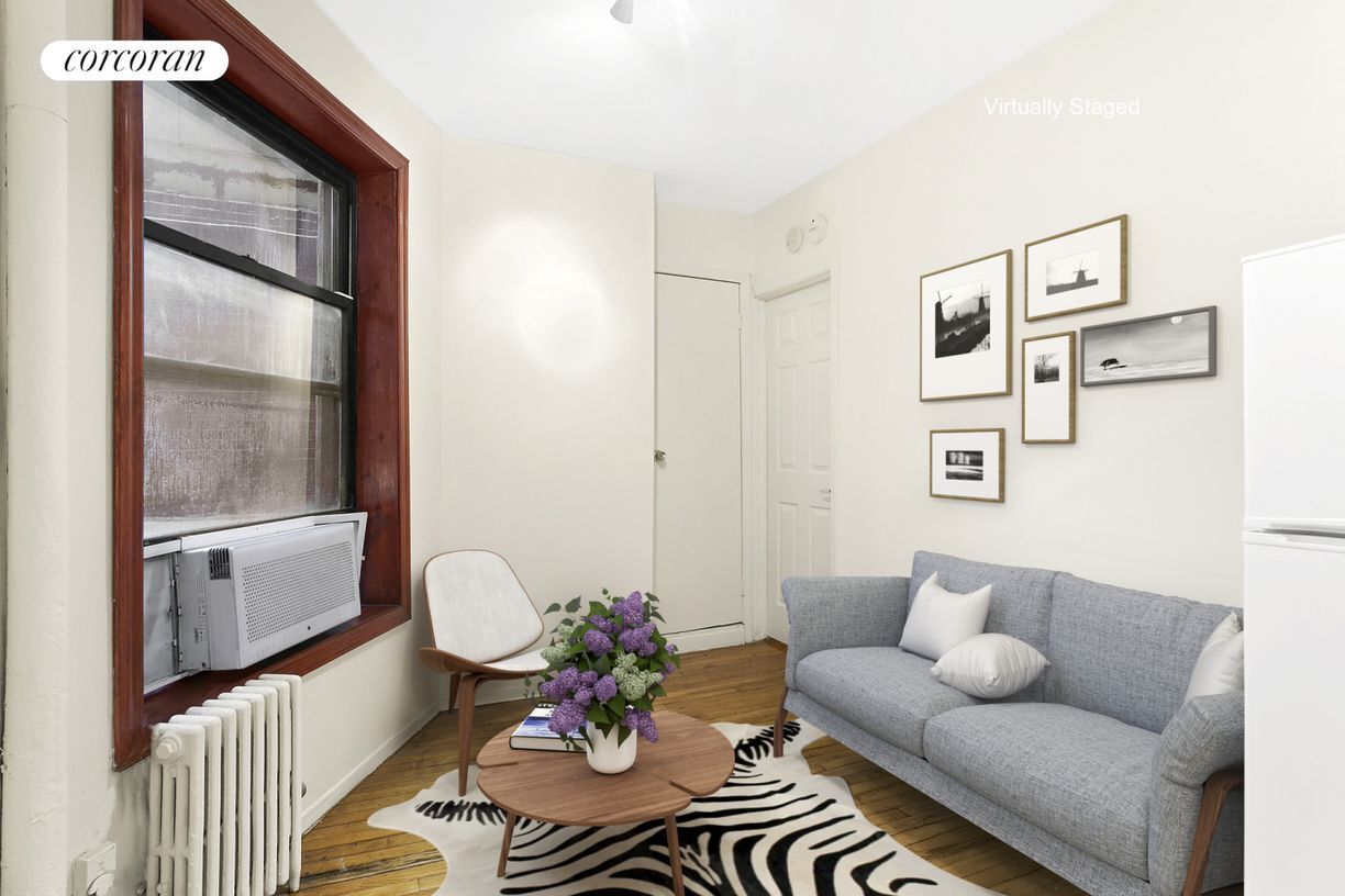 Foto principal - 242 E 10th St