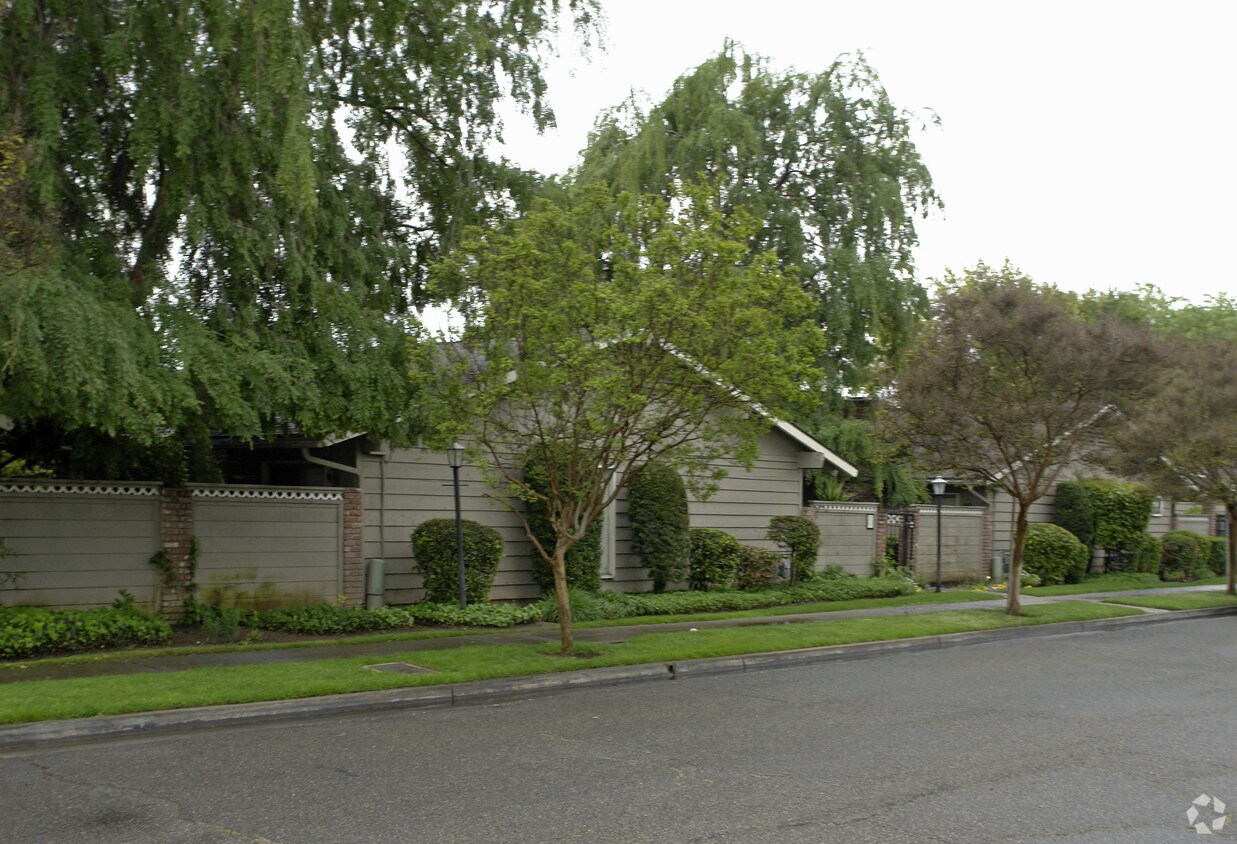 Building Photo - 6087 N Palm Ave