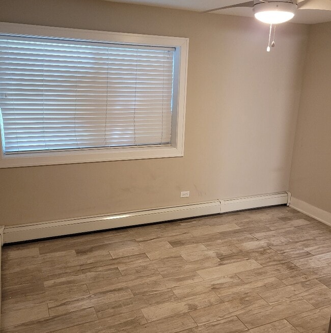 Foto del edificio - 5852 W Irving Park Rd
