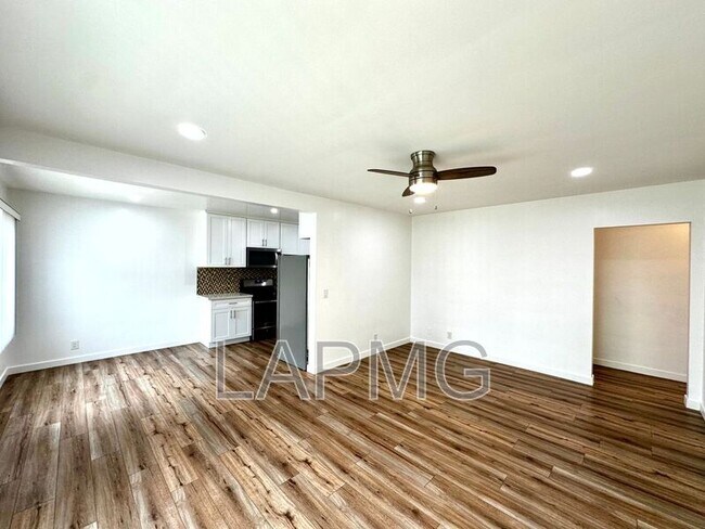 Foto del edificio - 5721-5723 Tilden Avenue