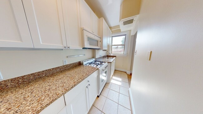 Building Photo - Cleveland Park Studio Apartment Across the...
