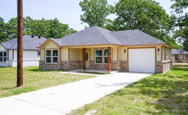 Building Photo - 800 Hemlock Dr