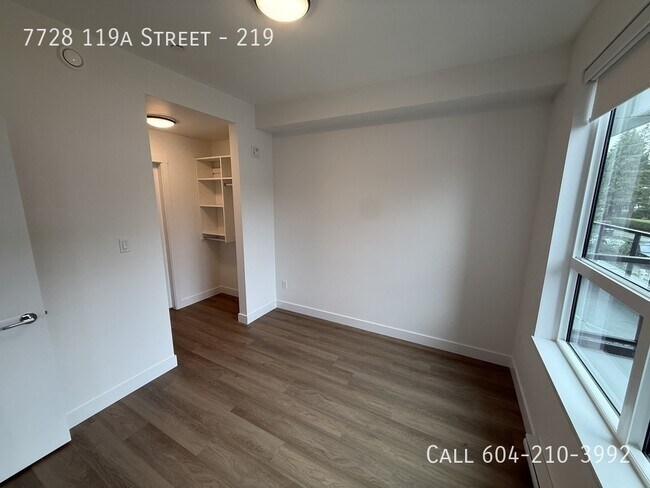Photo du bâtiment - Bright Two Bed Condo