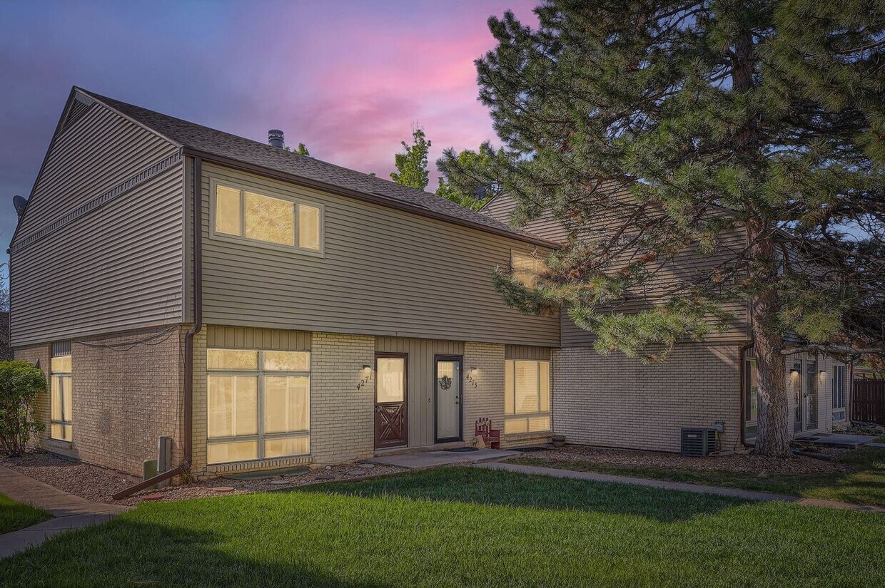 Primary Photo - Charming 2BR Townhome in Littleton with Cl...