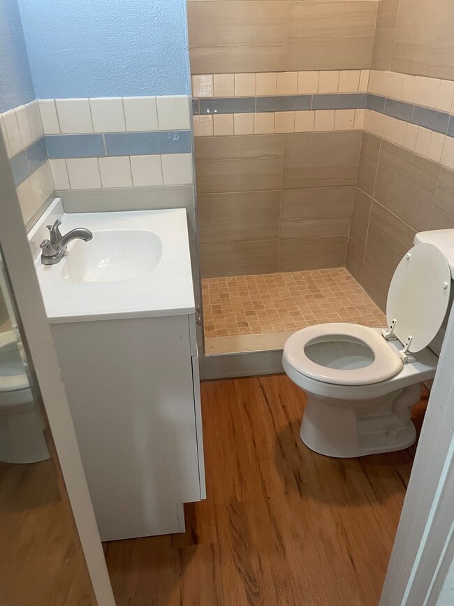 Foto del edificio - 114 N Helme Pl