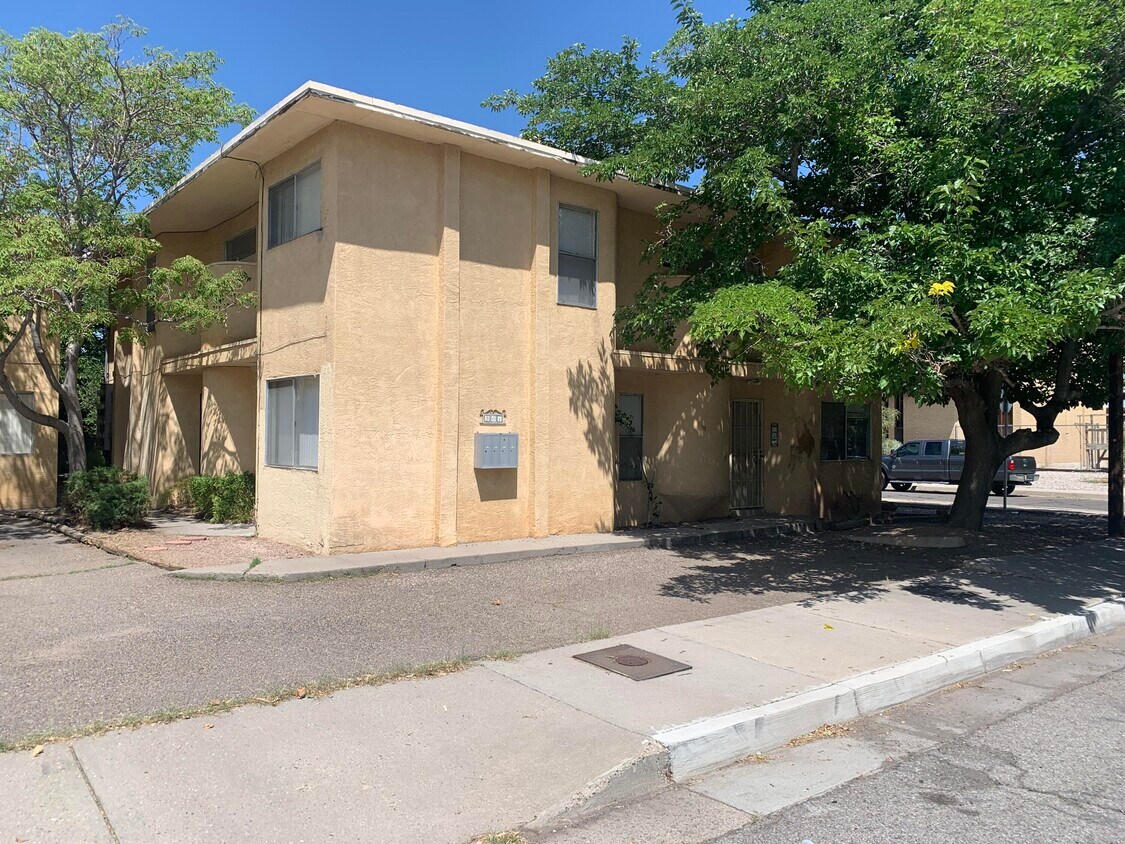 Primary Photo - 305 Valencia Dr SE