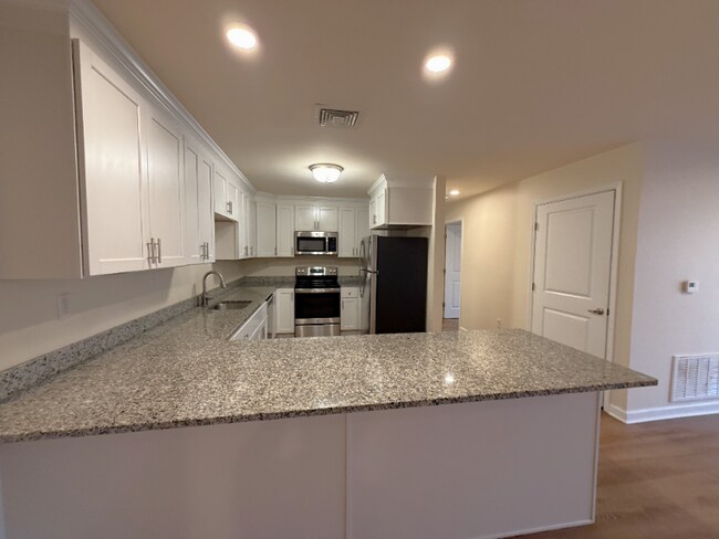 Building Photo - 540 Northend Dr