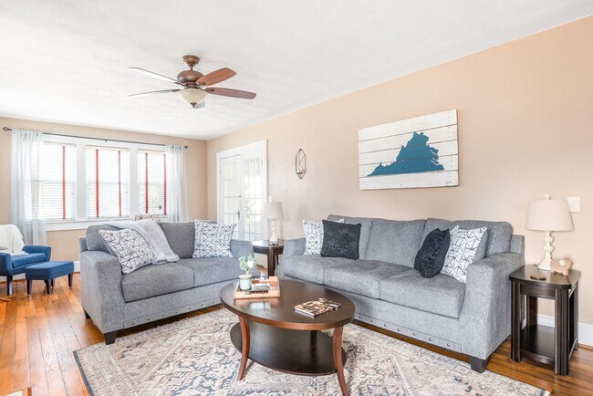 Building Photo - Beautiful Fully Furnished Cape Cod Style H...