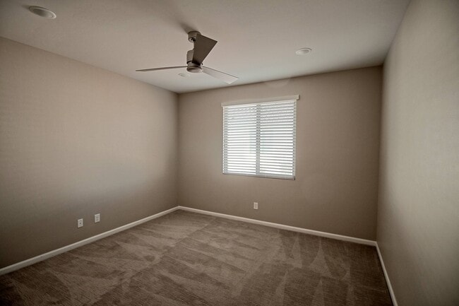 Building Photo - 1760 N Three Feathers Dr