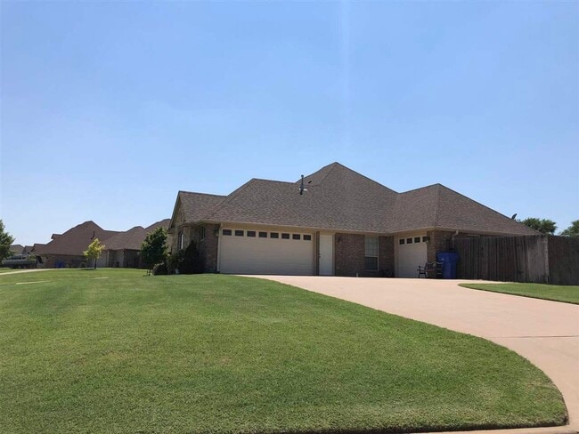 Building Photo - 1001 Hummingbird Dr.