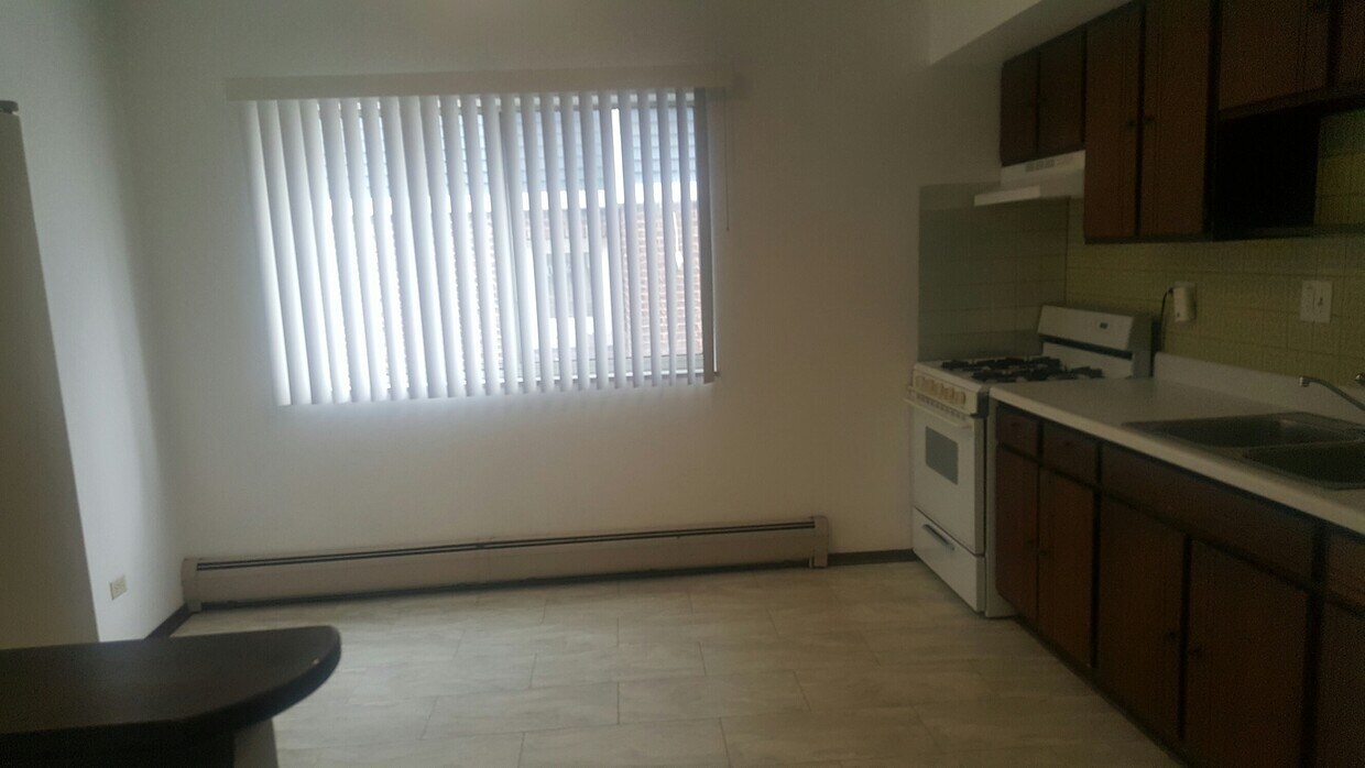 amplia cocina comedor - 4745 Magoun Ave