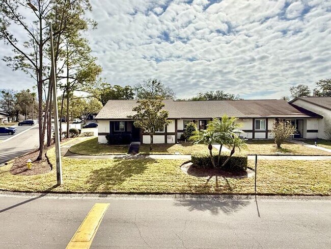 Foto del edificio - 2900 Grove Wood Blvd