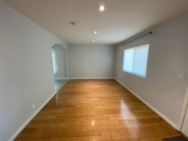 Foto del edificio - 7247 Farmdale Ave