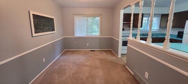 Foto del edificio - Spacious Four Bedroom Home Available Summe...