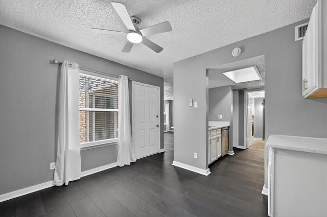 Foto del edificio - 9170 Forest Ln
