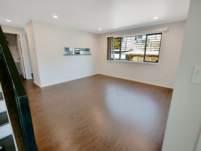Foto del edificio - Rare Edmonds duplex now available! This side-by-side townhome-style unit features 2 bedrooms, 1.5...