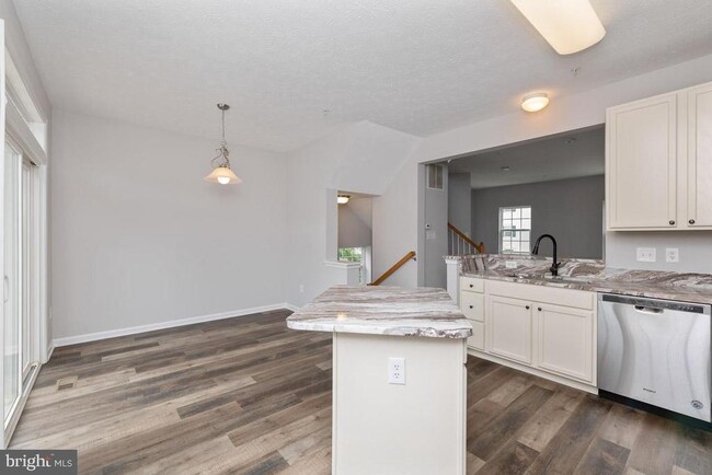 Building Photo - 7229 Mockingbird Cir