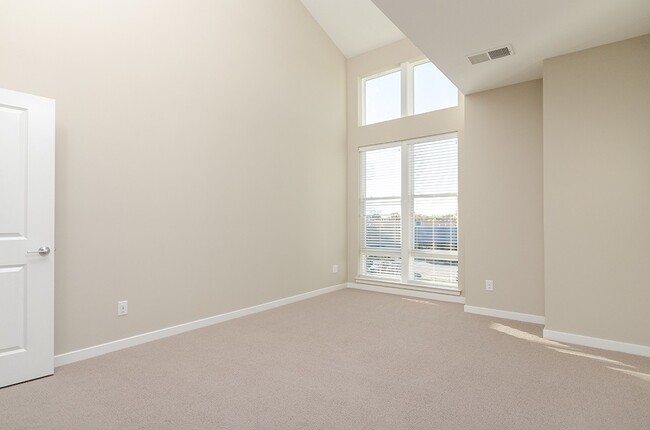 Building Photo - One Bedroom plus Den Luxury Apartment (Wal...