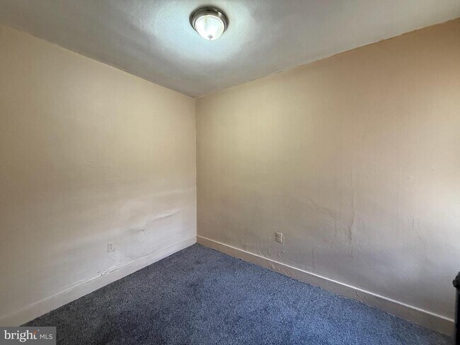 Building Photo - 2413 W Indiana Ave