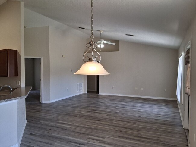 Foto del edificio - Large 4 bedroom 2 bath House
