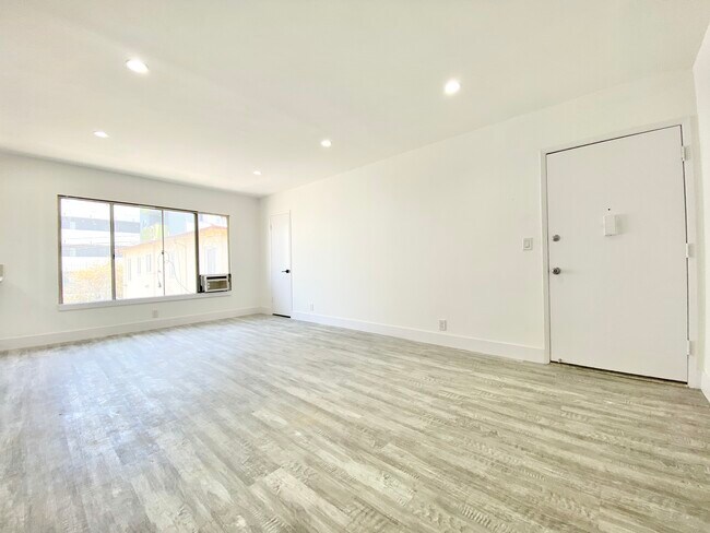 Building Photo - 121 S Carondelet St