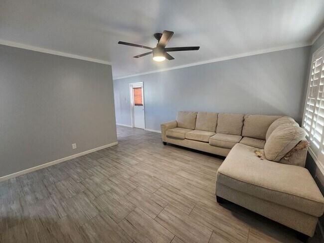 Building Photo - Charming Two Bedroom in Phoenix