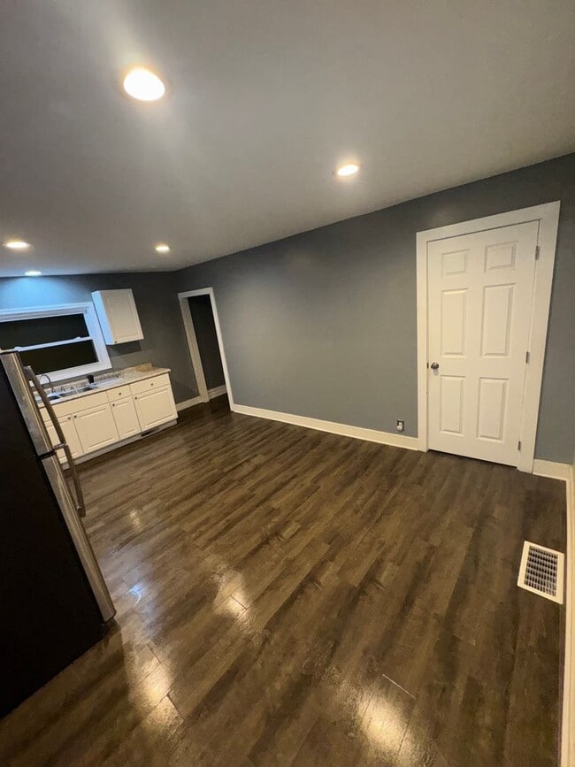 Building Photo - 2 Bedroom 1 Bathroom- Single Family Home