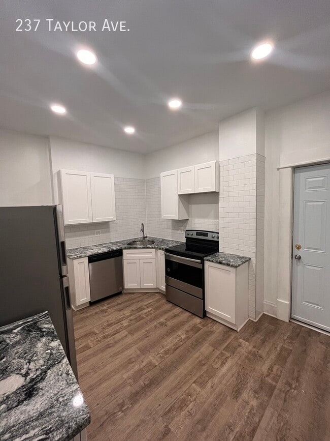 Building Photo - Renovated 3 Bedroom Townhome!