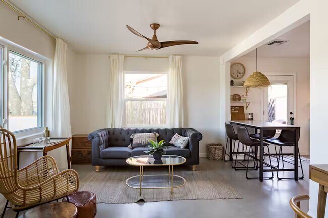Foto del edificio - FARM VIEW BUNGALOW across from UofA Campus Farm! Available Today!
