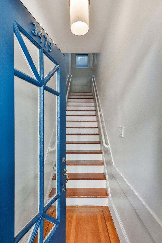 Building Photo - 2BR/1BA Spacious Valencia Corridor Luxury ...