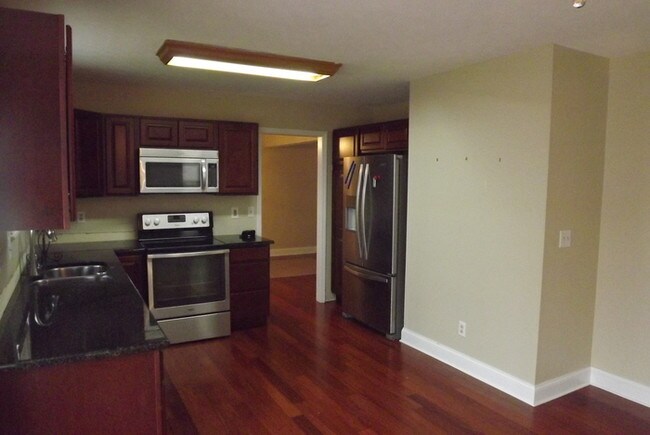 Building Photo - Spacious 4 Bed 2 Bath Huber Heights Home!