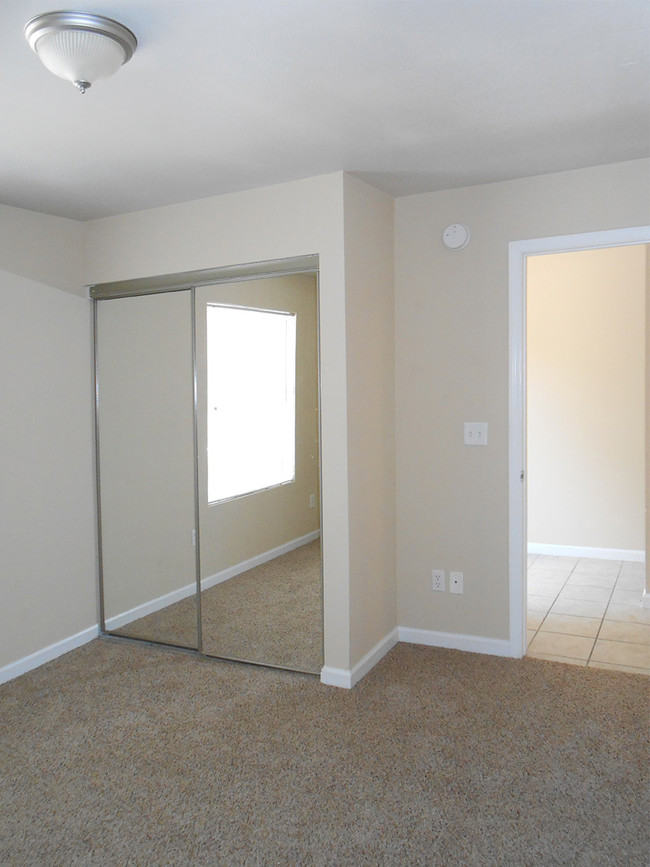 Building Photo - Lone Oak Townhomes