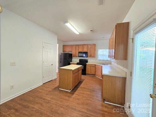 Foto del edificio - 4021 Fifendrum Ln