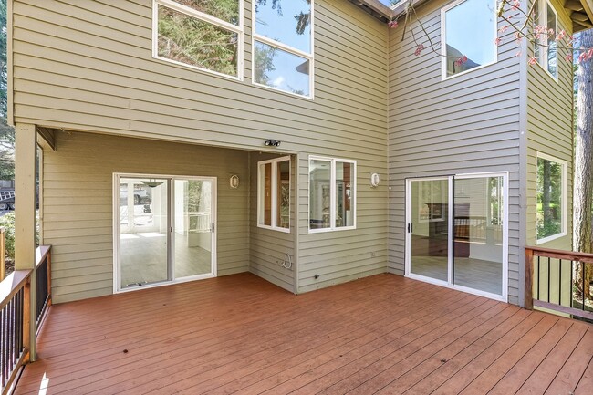 Building Photo - Elegant & Serene 3-Bedroom, 2 Bathroom Home Retreat in Desirable Arnold Creek