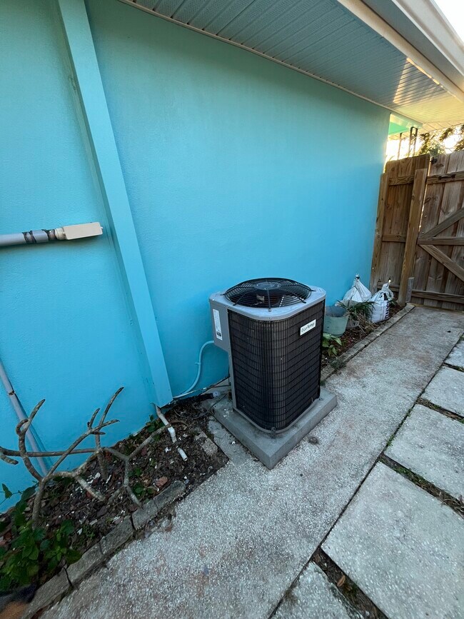 Entrada lateral - 1833 Lombardy Dr