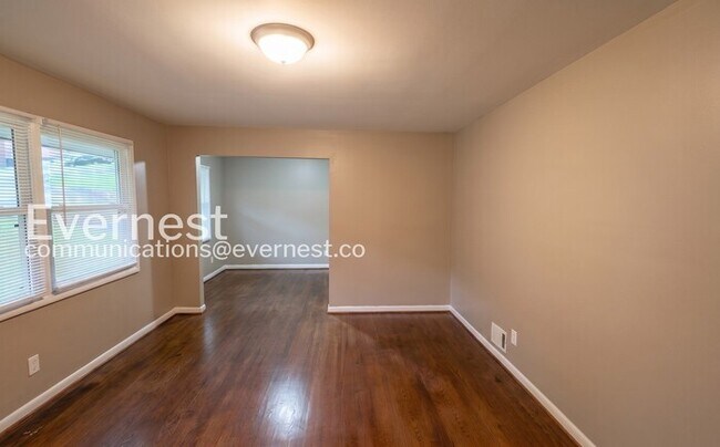 Building Photo - 3 Bed/2 Bath home with Garage / Pet-Friendly / Vouchers Accepted / Available Now!