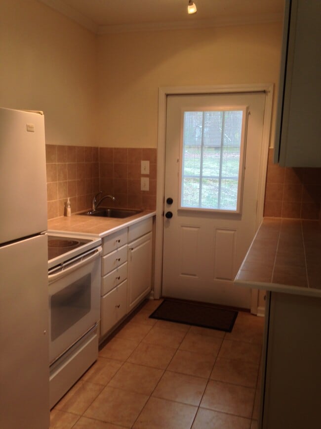 Building Photo - 1240 Robinhood Cir