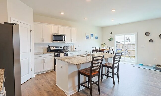 Foto del edificio - Beautiful 5 Bedroom, 3 Bath Home- New to Rental Market- Short Commute to Ft. Bragg