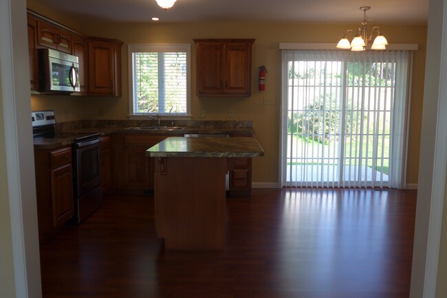 Kitchen/Dining - 123 Whisper Ridge Dr