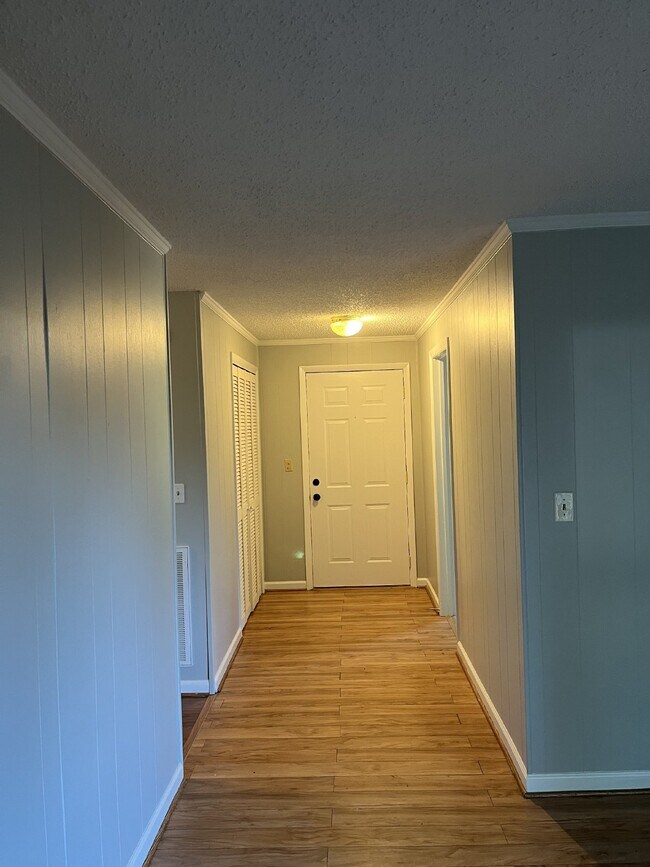 Building Photo - 100 Carbine Ct